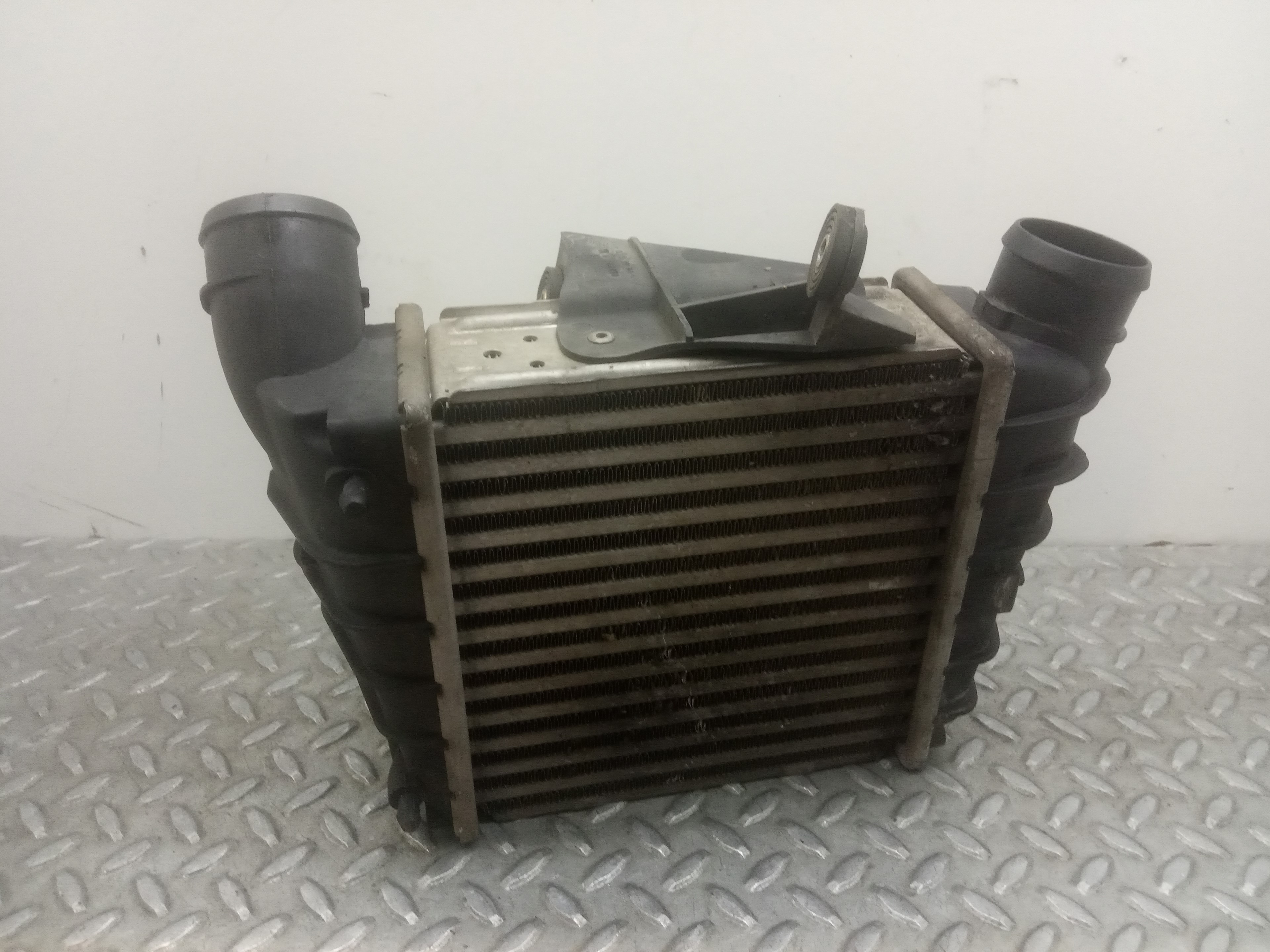 VOLKSWAGEN Golf 4 generation (1997-2006) Starpdzesētāja/interkūlera radiators 6Q0145804A 23694430