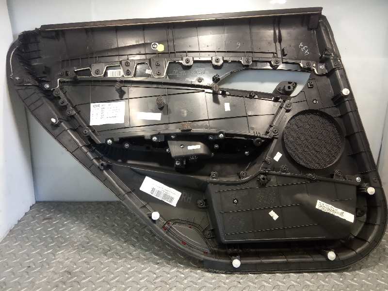 Guarnecido de la puerta trasera derecha D4FD 833083Z010RY de Hyundai I40 2012-0 136 CV con 98612 km - pieza usada