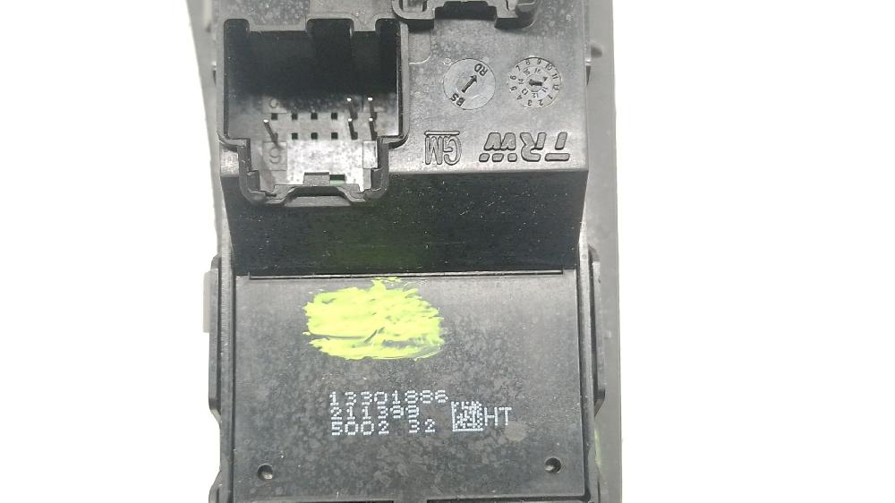 Mando elevalunas delantero derecho B 16 DTL 13301886 de Opel Astra j (p10) 2009-2015 110 CV - pieza usada