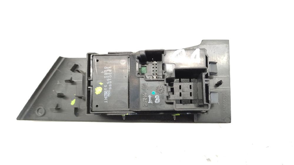 Mando elevalunas delantero derecho A 17 DTR 13301886 de Opel Astra j (p10) 2009-2015 110 CV con 191749 km - pieza usada