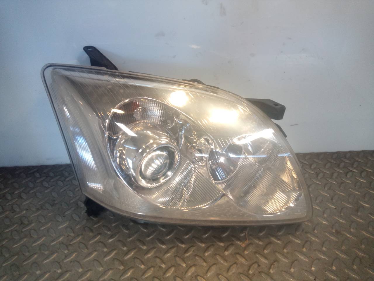 TOYOTA Avensis 2 generation (2002-2009) Front Right Headlight 23331552