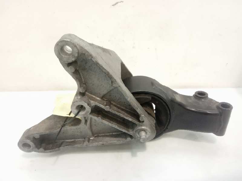 Soporte motor trasero A17DTR 13248630 de Opel Astra j sedán 2012-2015 110 CV con 1 km - pieza usada