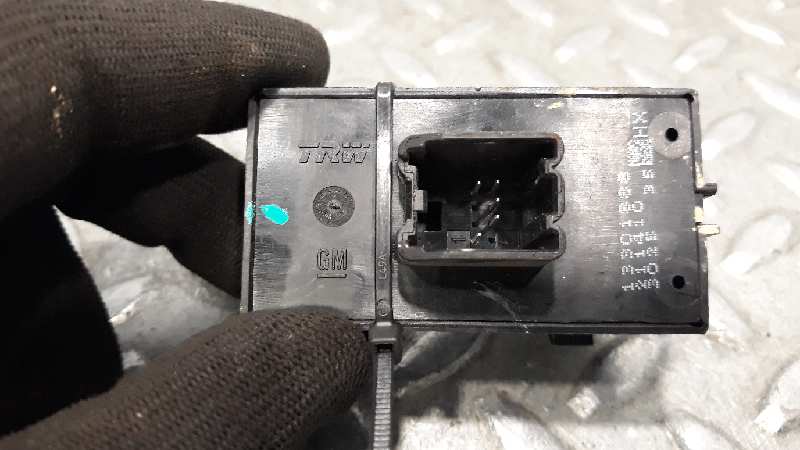 Mando elevalunas delantero derecho A16XER 13301886 de Opel Astra j lim. 2009-2015 116 CV con 90646 km - pieza usada