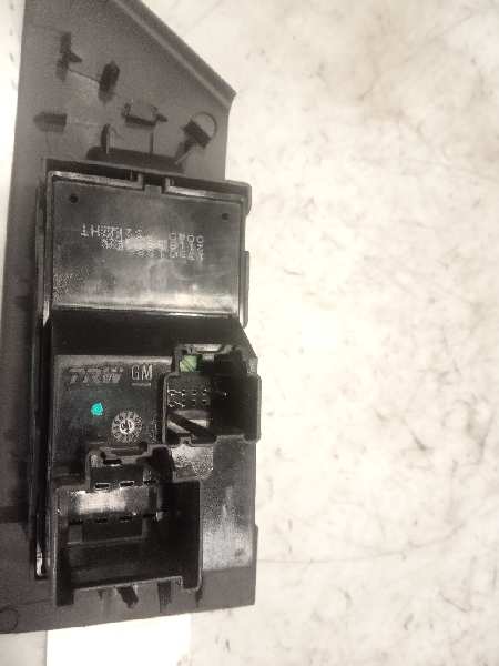 Mando elevalunas delantero derecho A13DTE 13301886 de Opel Astra j lim. 2009-2015 95 CV con 91735 km - pieza usada