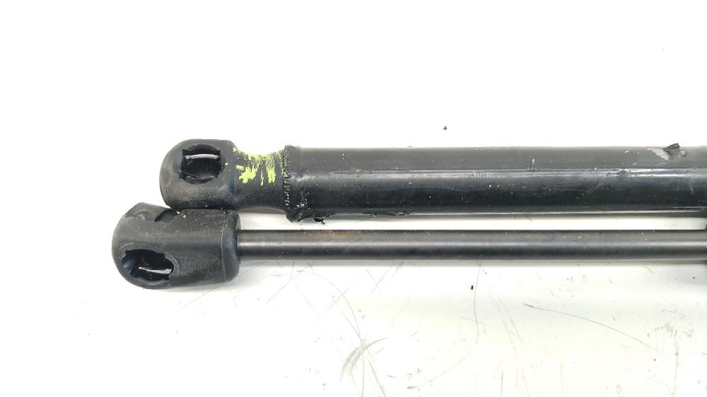 Amortiguador del capó D4FD 811613Z000 de Hyundai I40 i cw (vf) 2011-2019 136 CV - pieza usada