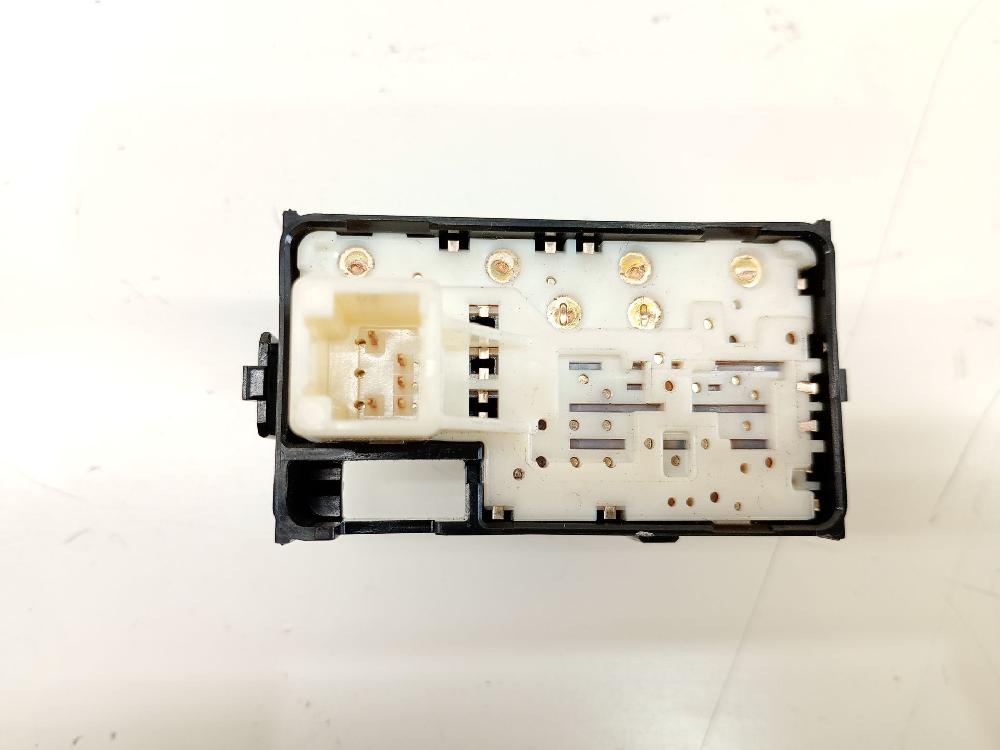 Mando elevalunas delantero derecho 2ZR-FXE 8481002140 de Toyota Auris (_e15_) 2007-2012 136 CV con 130199 km - pieza usada