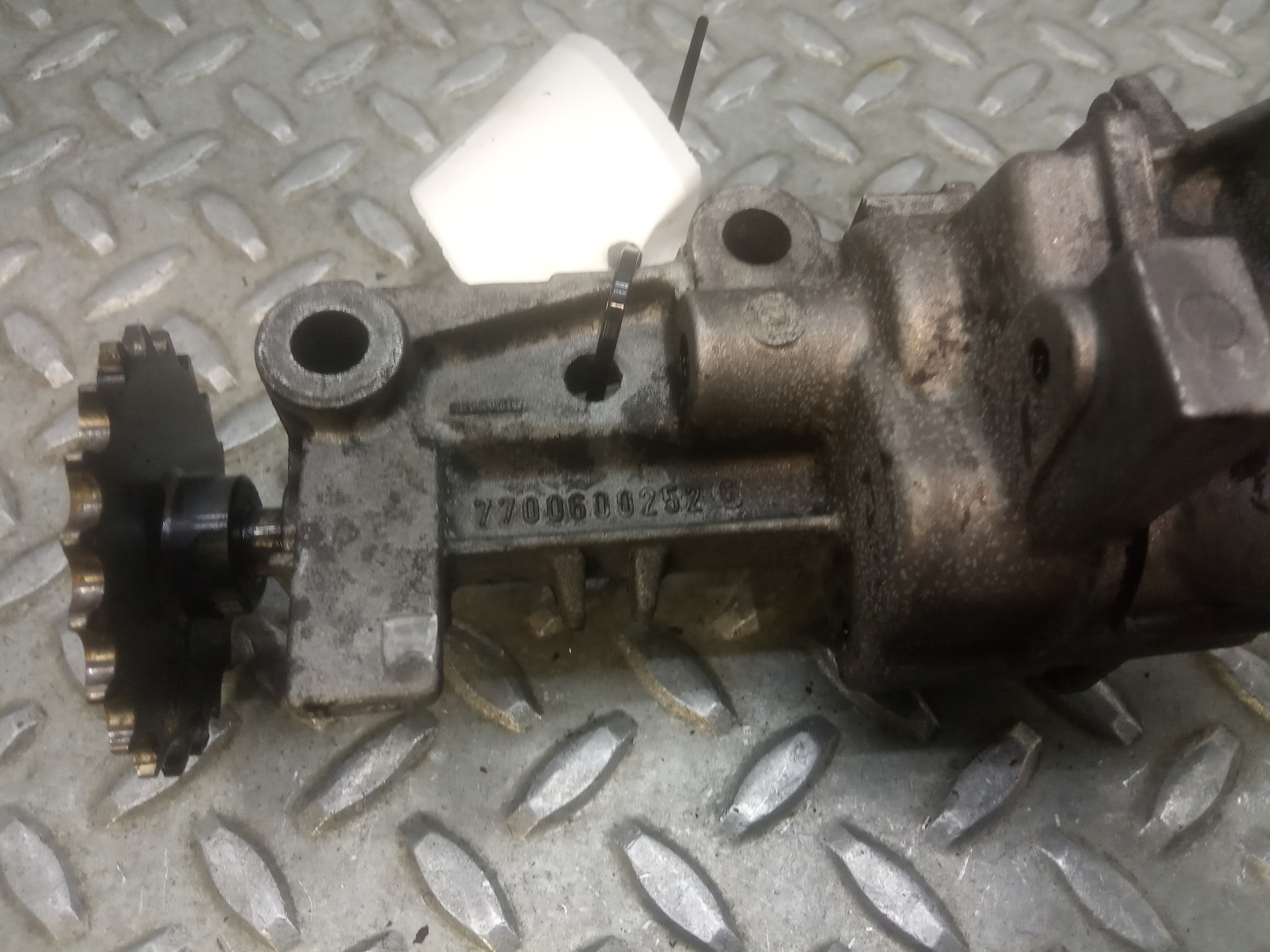 DAEWOO Scenic 1 generation (1996-2003) Oil Pump 7700600251, 7700600252 23330777