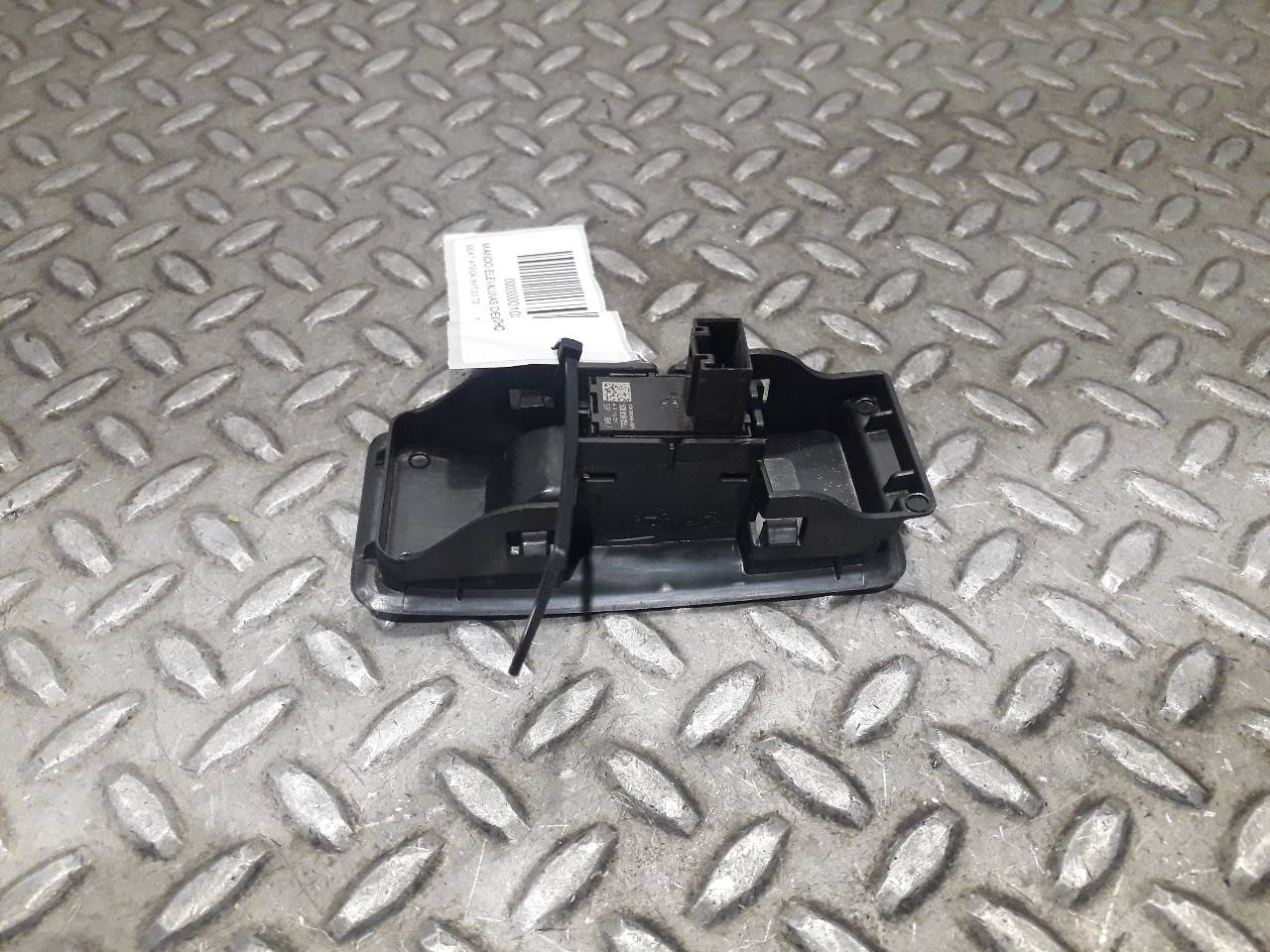 SEAT Ateca 1 generation (2016-2024) Front Right Door Window Switch 5G0959855L 21673368