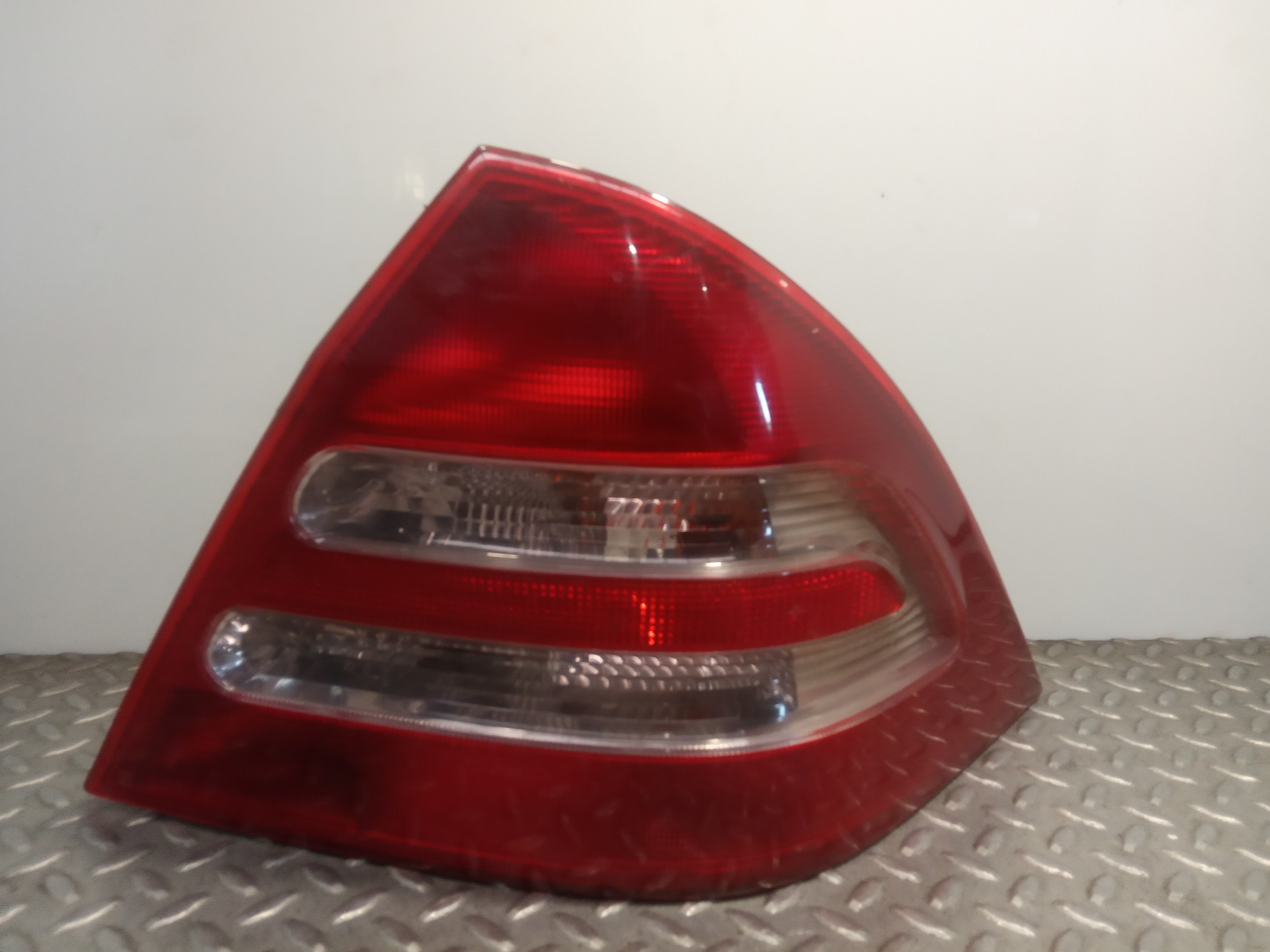 MERCEDES-BENZ C-Class W203/S203/CL203 (2000-2008) Rear Right Taillight Lamp 25220952