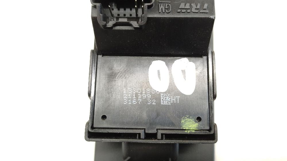 Mando elevalunas delantero derecho A 20 DTR 13301888 de Opel Astra j gtc 2012-2015 194 CV con 204760 km - pieza usada