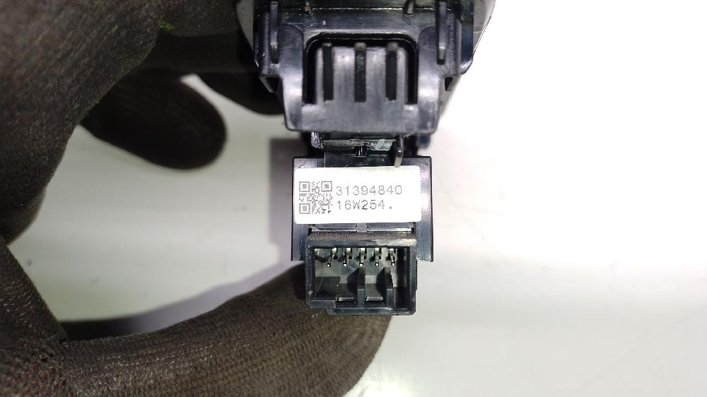 Mando elevalunas delantero derecho D 4204 T13,D 4204 T8 31394840 de Volvo V40 cross country (526) 2012-2015 120 CV con 194182 km - pieza usada