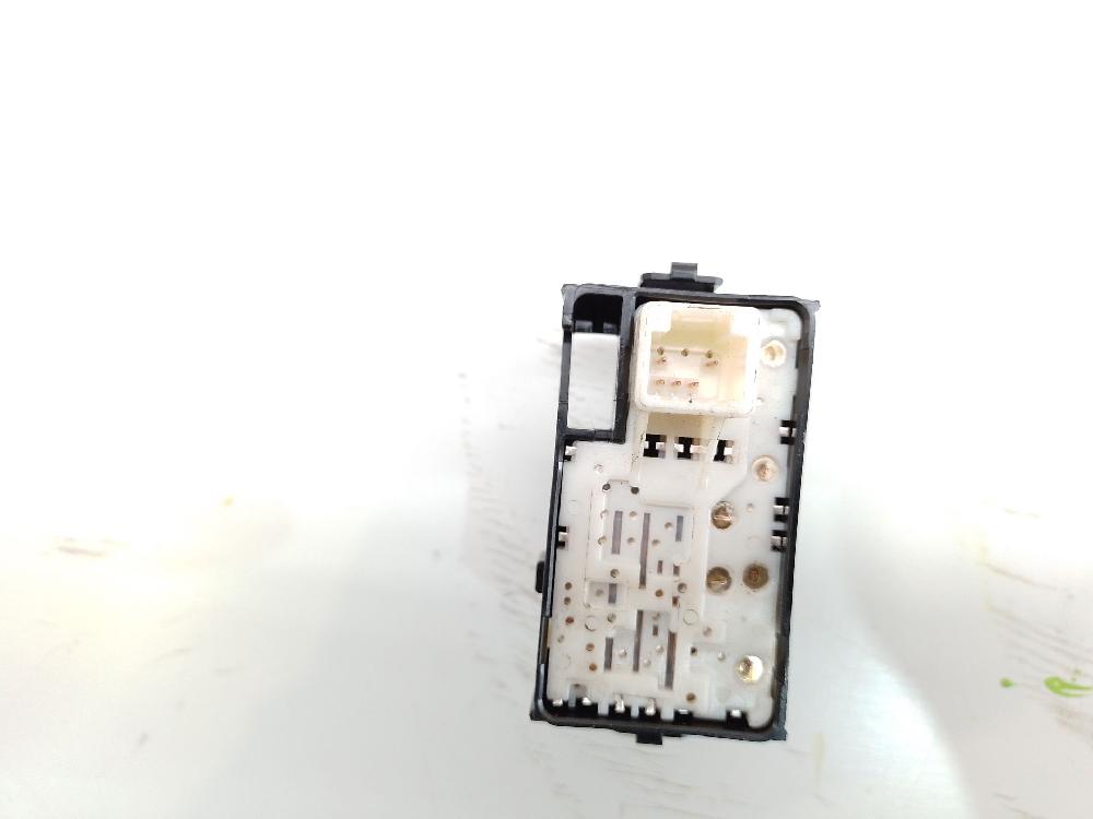 Mando elevalunas delantero derecho 2ZR 8481002140 de Toyota Auris station wagon (_e18_) 2013-2018 136 CV con 29531 km - pieza usada