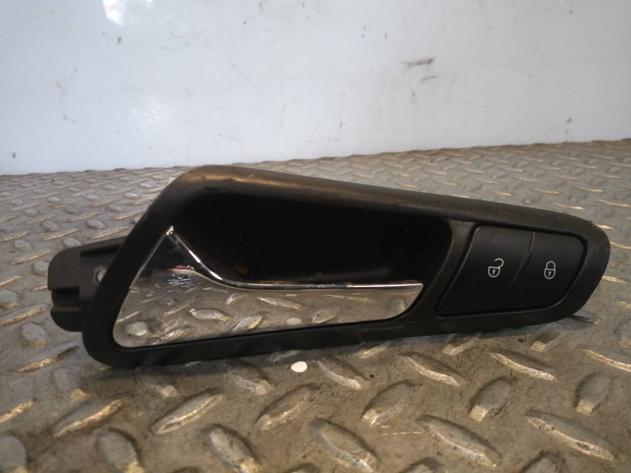 VOLKSWAGEN Passat B6 (2005-2010) Front Left Door Interior Handle Frame 23702309