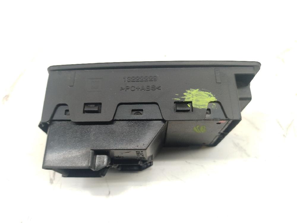 Mando elevalunas delantero derecho A20DTH 13301886 de Opel Insignia a sports tourer (g09) 2008-2012 - pieza usada