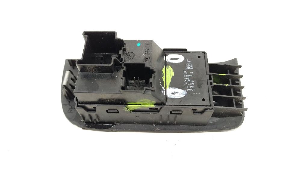 Mando elevalunas delantero derecho A 20 DT,Y 20 DTJ,Z 20 DTJ 13301886 de Opel Zafira tourer c van (p12) 2011-0 131 CV con 197877 km - pieza usada