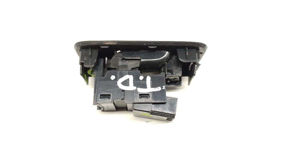 Mando elevalunas trasero derecho D 4204 T13,D 4204 T8 31394840 de Volvo V40 cross country (526) 2012-2015 120 CV con 194182 km - pieza usada