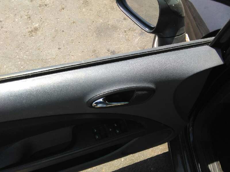 SEAT Leon 2 generation (2005-2012) Priekinių dešinių durų stiklo pakelėjas 1P0837462A 18711755