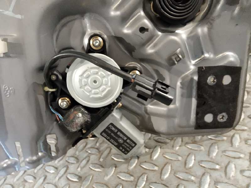 Elevalunas trasero izquierdo D4EA 9881026200 de Hyundai Santa fé i (sm) 2001-2006 113 CV con 1 km - pieza usada