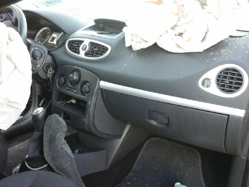 RENAULT Clio 2 generation (1998-2013) Front Left Wheel Hub 8200345944 21069780