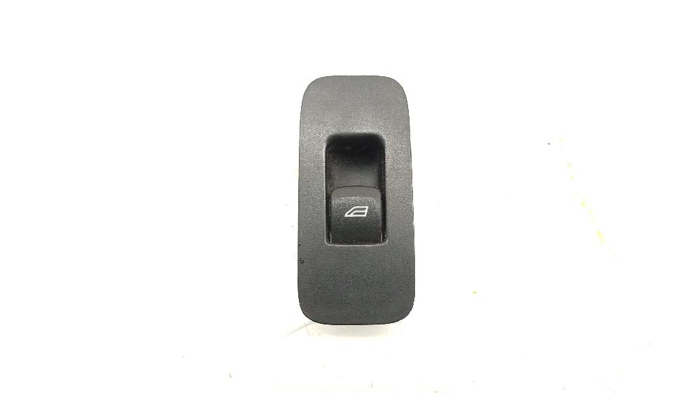 Mando elevalunas trasero izquierdo D 4204 T13,D 4204 T8 31394840 de Volvo V40 cross country (526) 2012-2015 120 CV con 194182 km