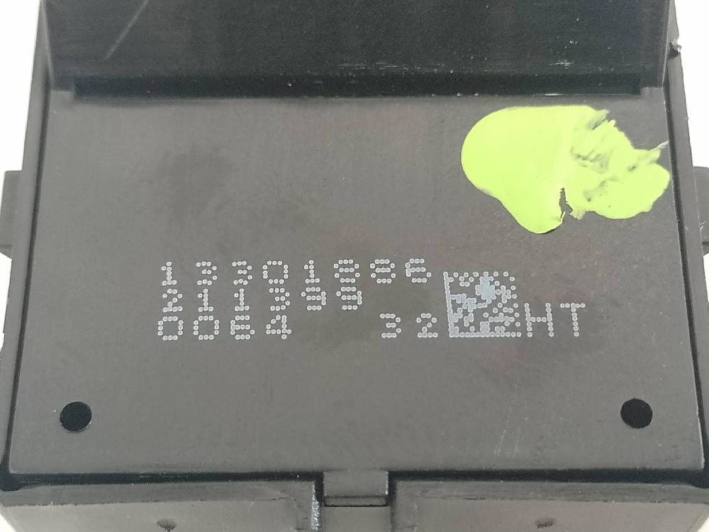 Mando elevalunas delantero derecho A20DTH 13301886 de Opel Insignia a sedán (g09) 2008-2017 131 CV con 1 km - pieza usada