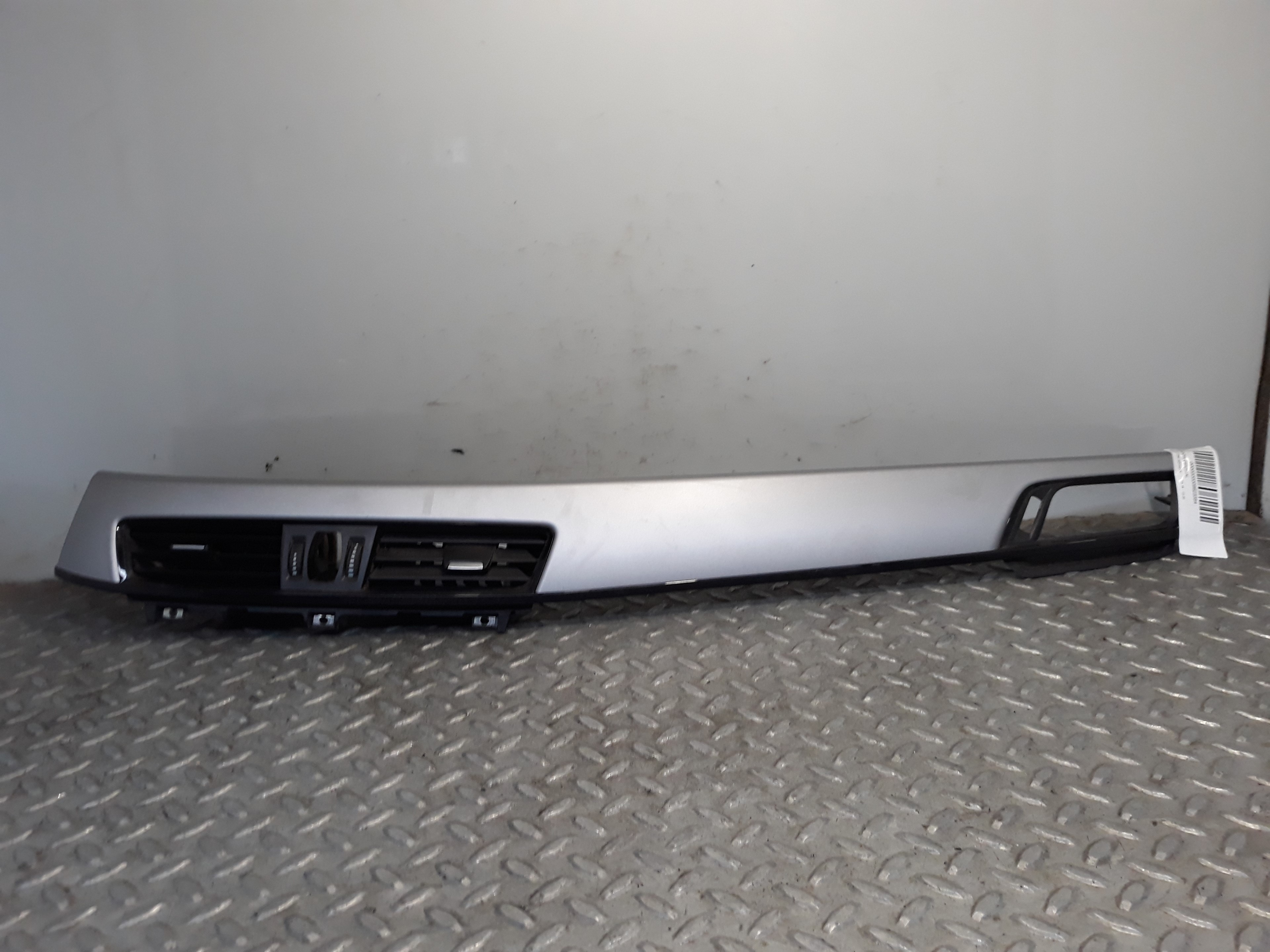 BMW X2 F39 (2017-2023) Вентиляционные отверстия в приборной панели 23691302
