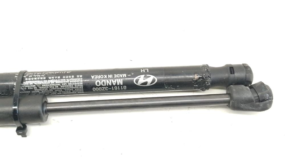 Amortiguador del capó D4FD 811613Z000 de Hyundai I40 i cw (vf) 2011-2019 136 CV - pieza usada