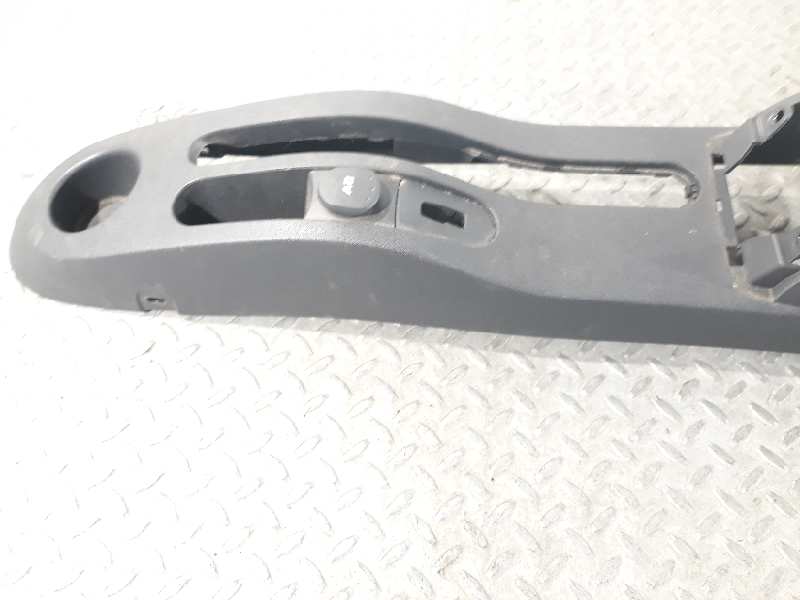 Consola central K9K T7 8200407985 de Renault Clio iii (br0/1, cr0/1) 2007-2016 86 CV con 129997 km - pieza usada