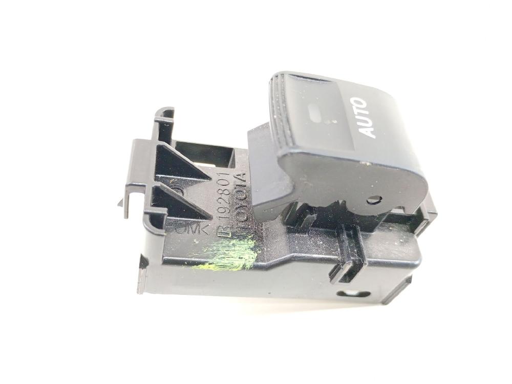 Mando elevalunas delantero derecho 2ZR-FXE 8481002140 de Toyota Auris (_e15_) 2007-2012 136 CV con 130199 km - pieza usada