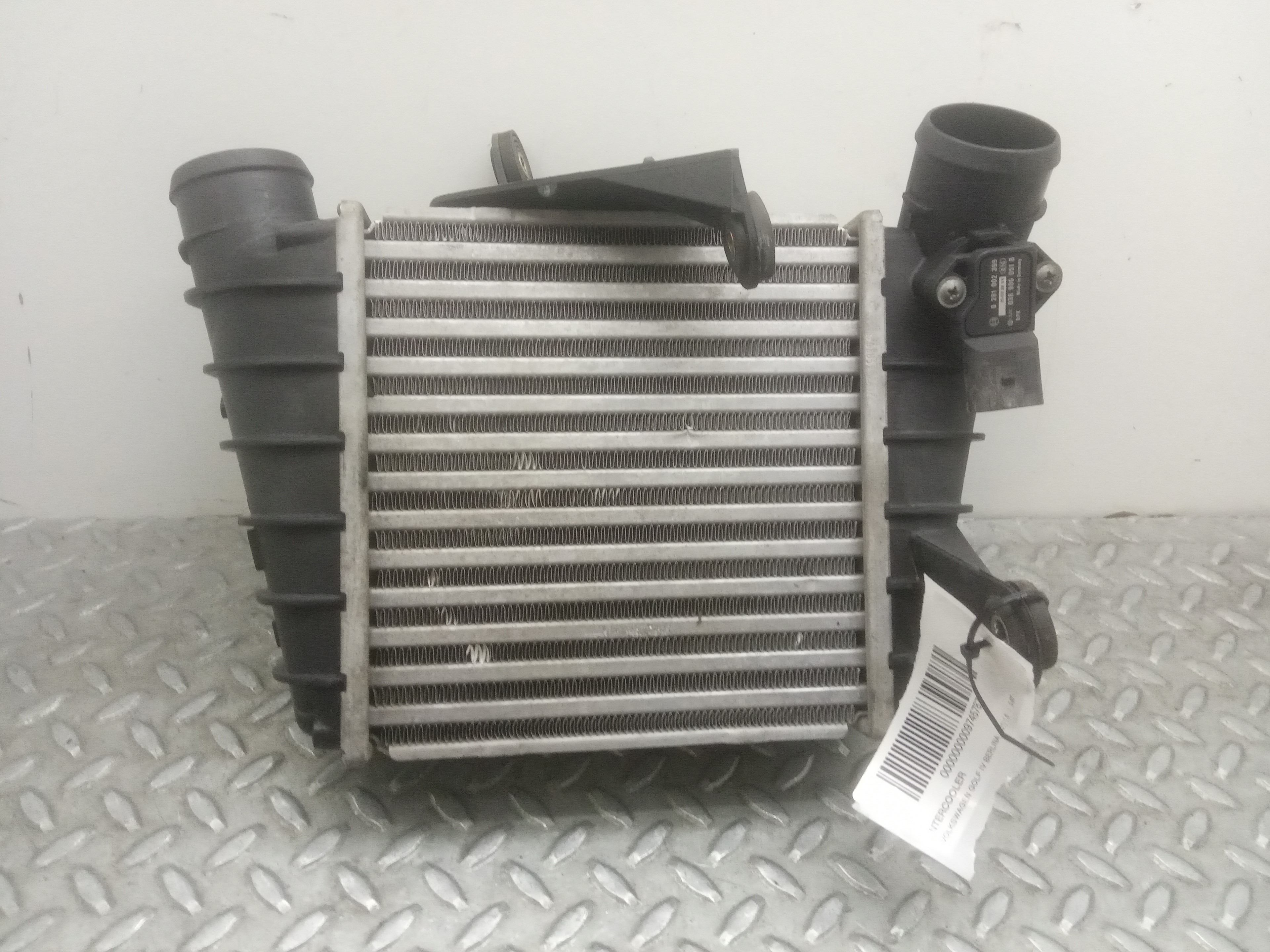 VOLKSWAGEN Golf 4 generation (1997-2006) Starpdzesētāja/interkūlera radiators 6Q0145804A 23694430