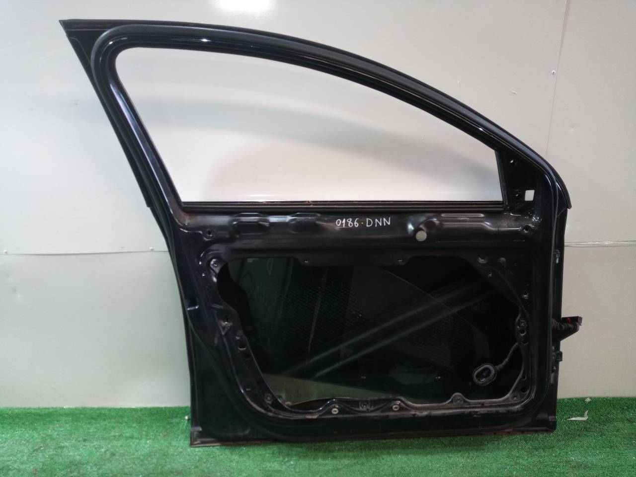 VOLKSWAGEN Passat B6 (2005-2010) Front Left Door 3C4831055J 25322905