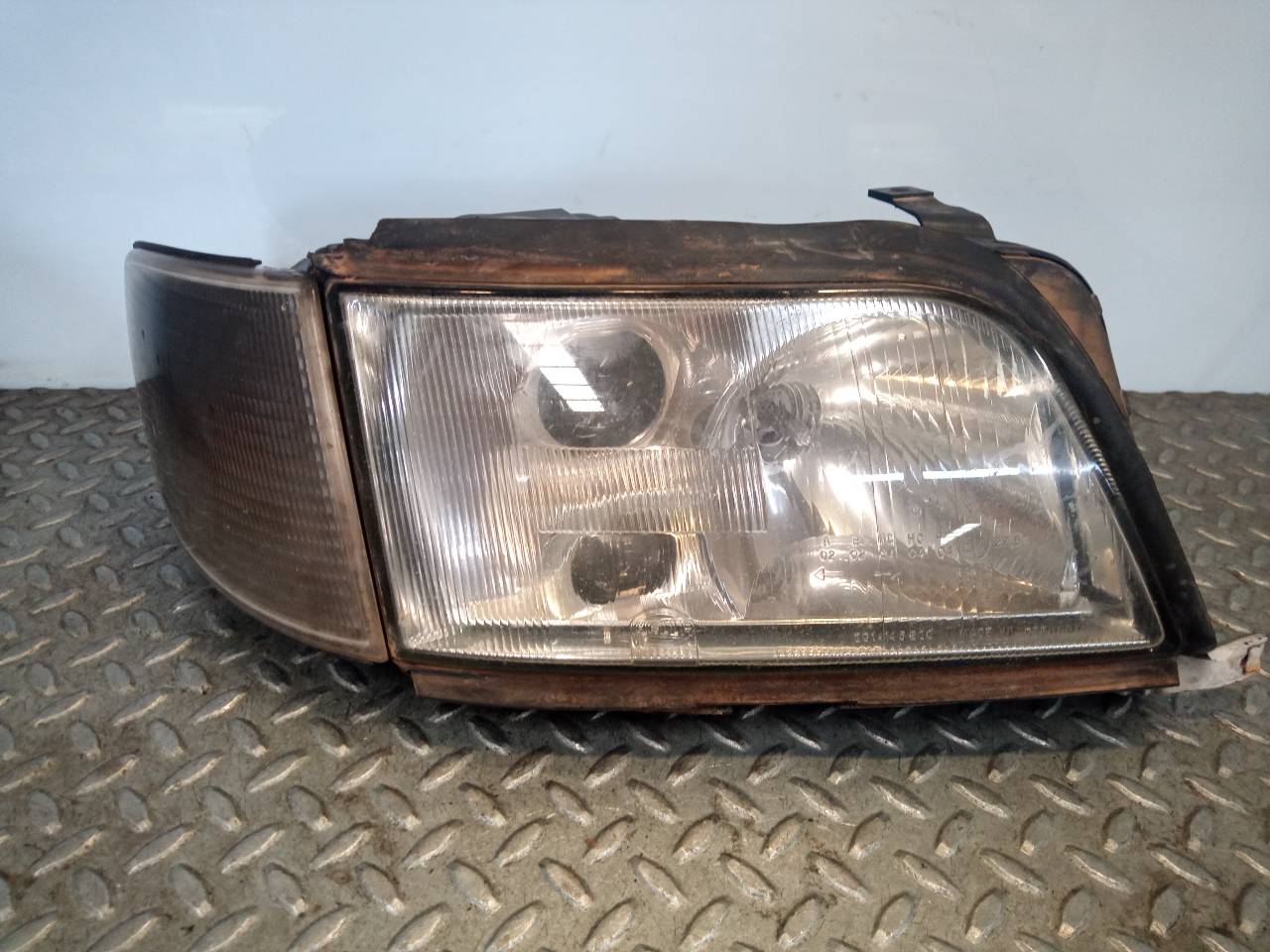 AUDI A6 C4/4A (1994-1997) Front Right Headlight 23351488