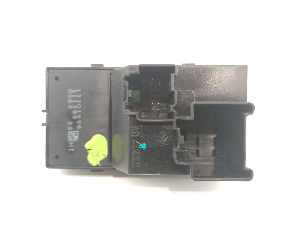 Mando elevalunas delantero derecho A20DTH 13301886 de Opel Insignia a sedán (g09) 2008-2017 131 CV con 1 km - pieza usada