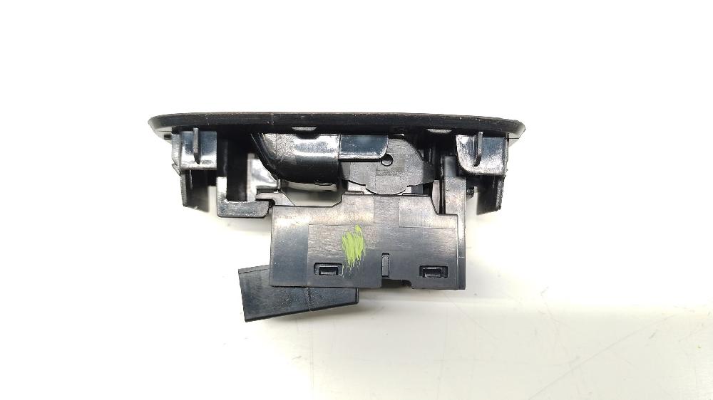 Mando elevalunas delantero derecho D 4204 T13,D 4204 T8 31394840 de Volvo V40 cross country (526) 2012-2015 120 CV con 194182 km - pieza usada