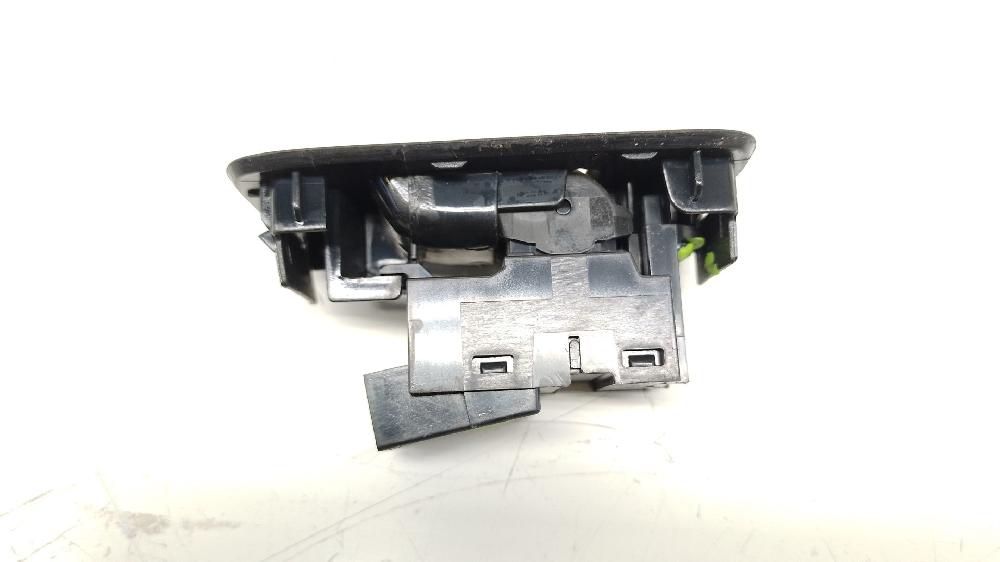 Mando elevalunas trasero derecho D 4204 T13,D 4204 T8 31394840 de Volvo V40 cross country (526) 2012-2015 120 CV con 194182 km - pieza usada