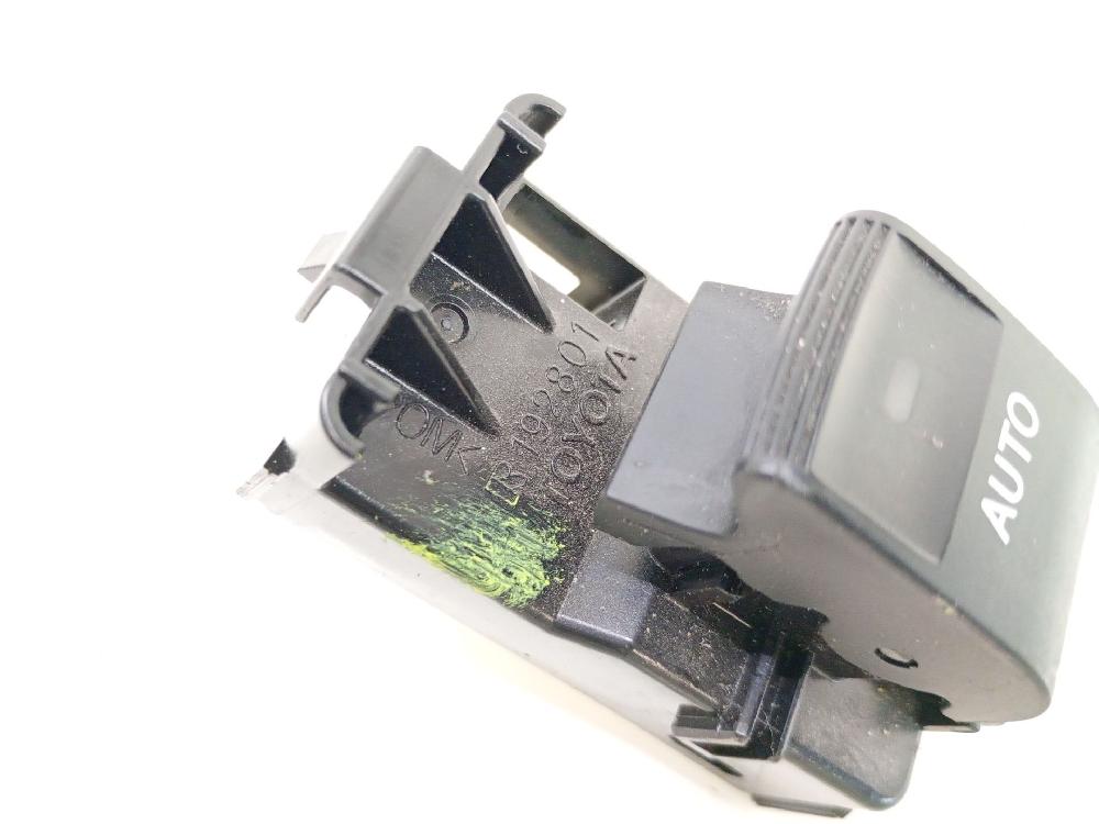 Mando elevalunas delantero derecho 2ZR-FXE 8481002140 de Toyota Auris (_e15_) 2007-2012 136 CV con 130199 km - pieza usada