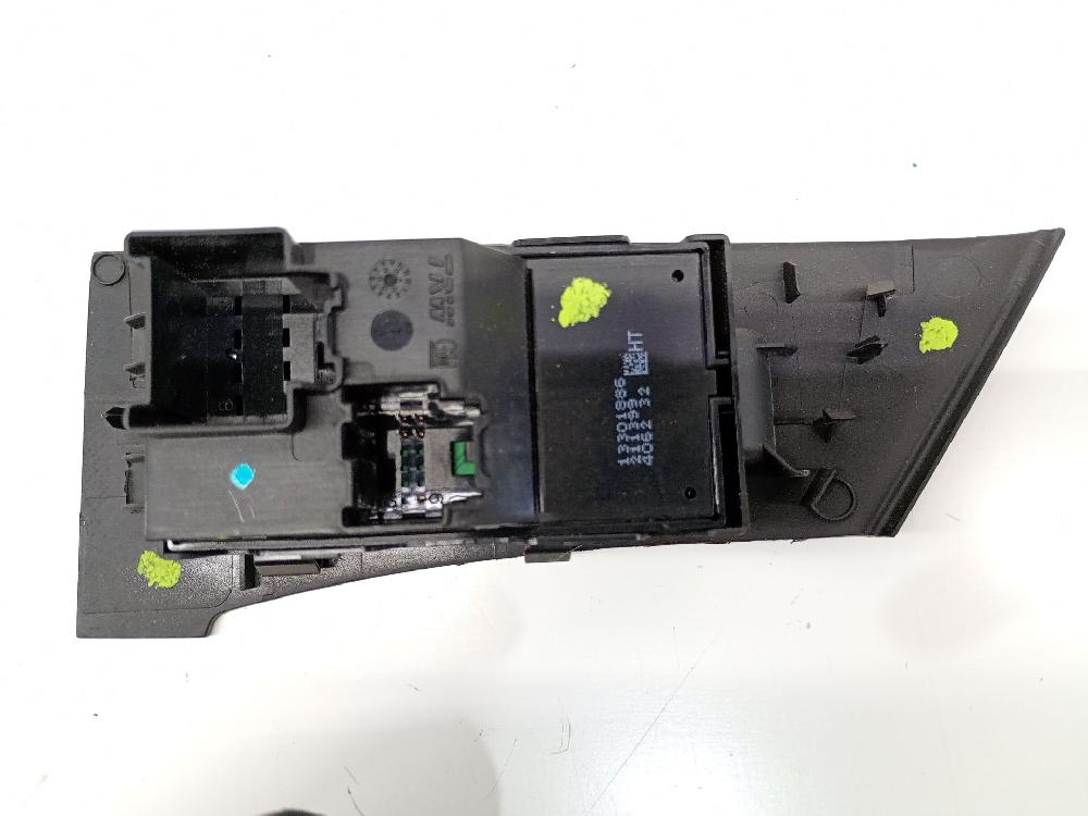 Mando elevalunas delantero derecho B 16 DTL 13301886 de Opel Astra j (p10) 2009-2015 110 CV con 148683 km - pieza usada