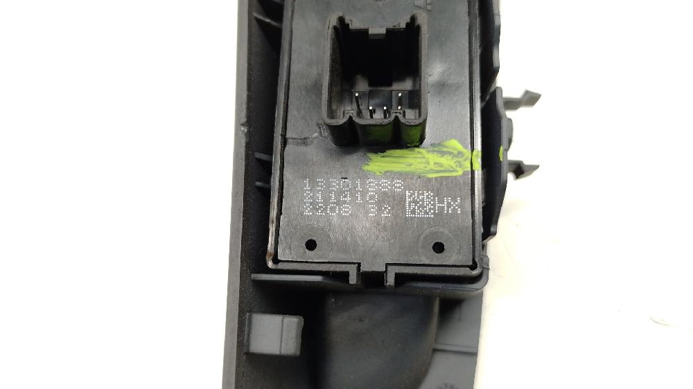 Mando elevalunas trasero derecho A 20 DT,Y 20 DTJ,Z 20 DTJ 13301888 de Opel Zafira tourer c van (p12) 2011-0 131 CV con 197877 km - pieza usada