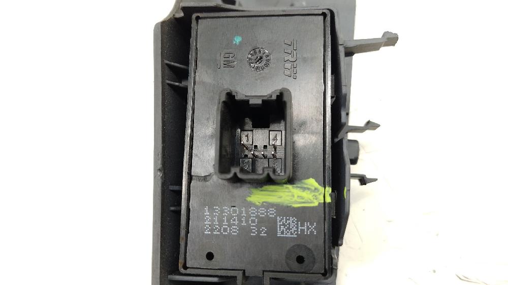 Mando elevalunas trasero derecho A 20 DT,Y 20 DTJ,Z 20 DTJ 13301888 de Opel Zafira tourer c van (p12) 2011-0 131 CV con 197877 km - pieza usada