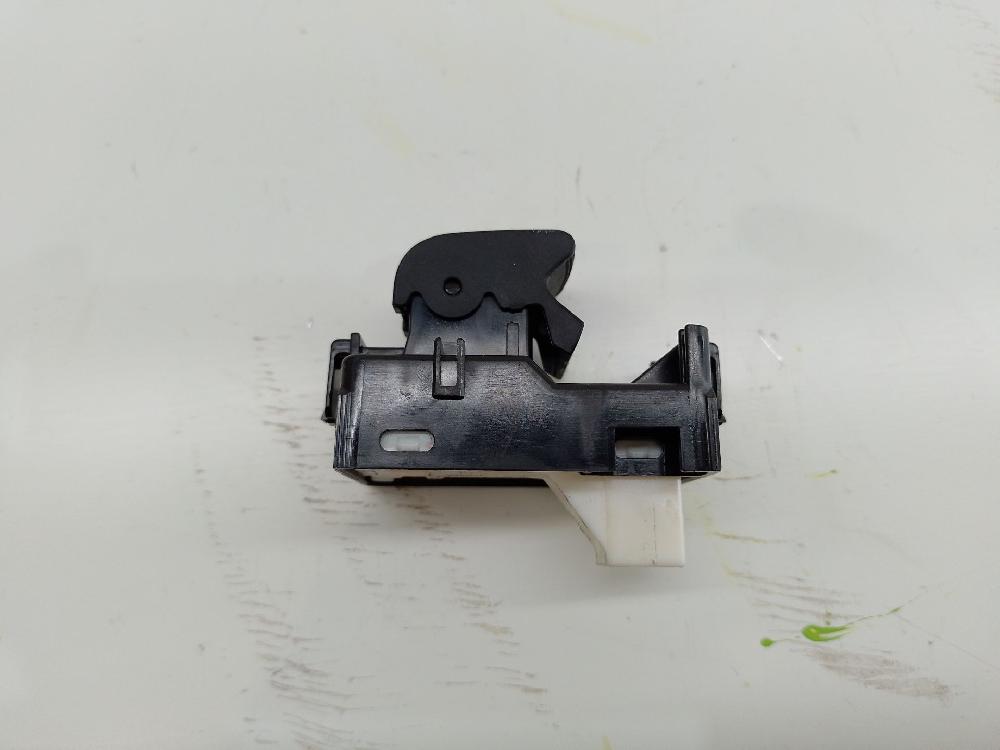 Mando elevalunas delantero derecho 2ZR 8481002140 de Toyota Auris station wagon (_e18_) 2013-2018 136 CV con 29531 km - pieza usada