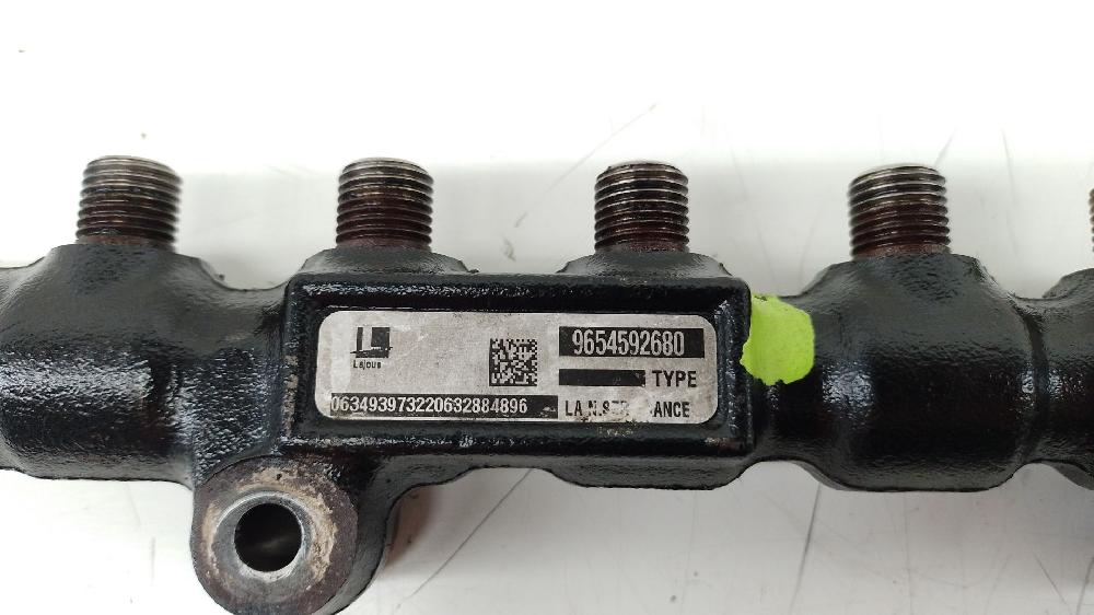 Rampa inyectora 9HY 9654592680 de Peugeot 307 (3a/c) 2004-2009 109 CV con 1 km - pieza usada