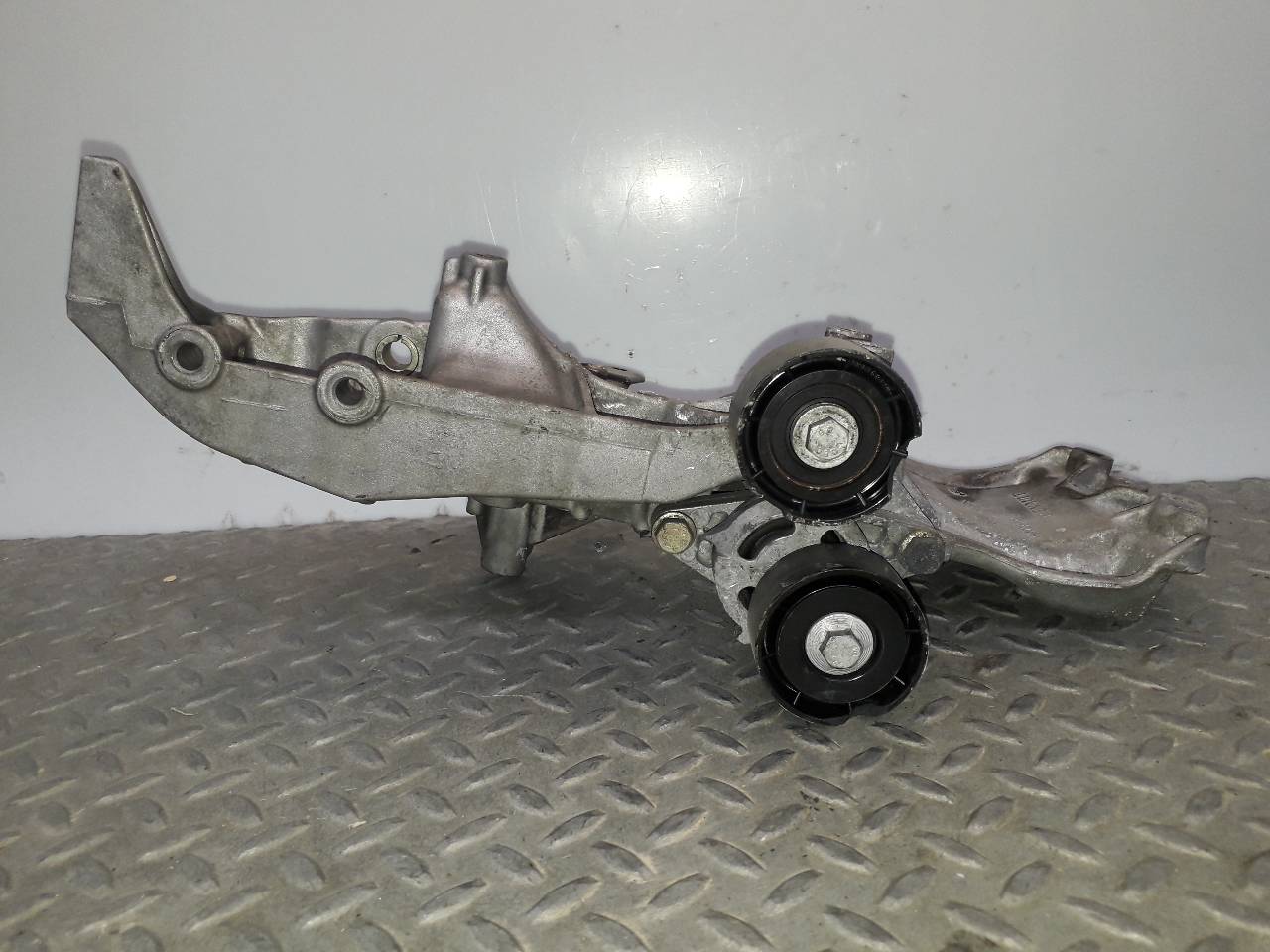 RENAULT Megane 1 generation (1995-2003) Alternator bracket 7700274249 23694283