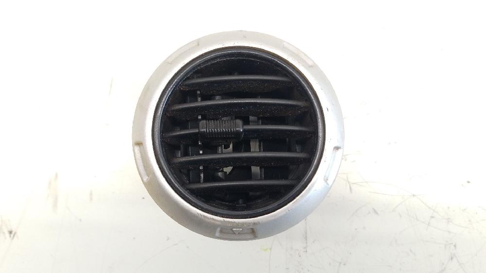 Carcasa aireador trasero central D20DT 6962031000 de Ssangyong Actyon i 2006-2012 141 CV - pieza usada