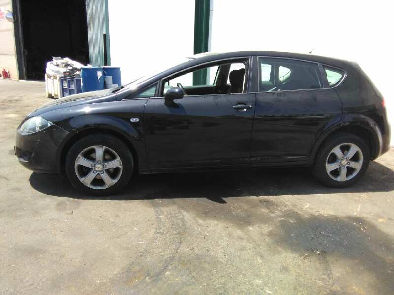 SEAT Leon 2 generation (2005-2012) Priekinių dešinių durų stiklo pakelėjas 1P0837462A 18711755