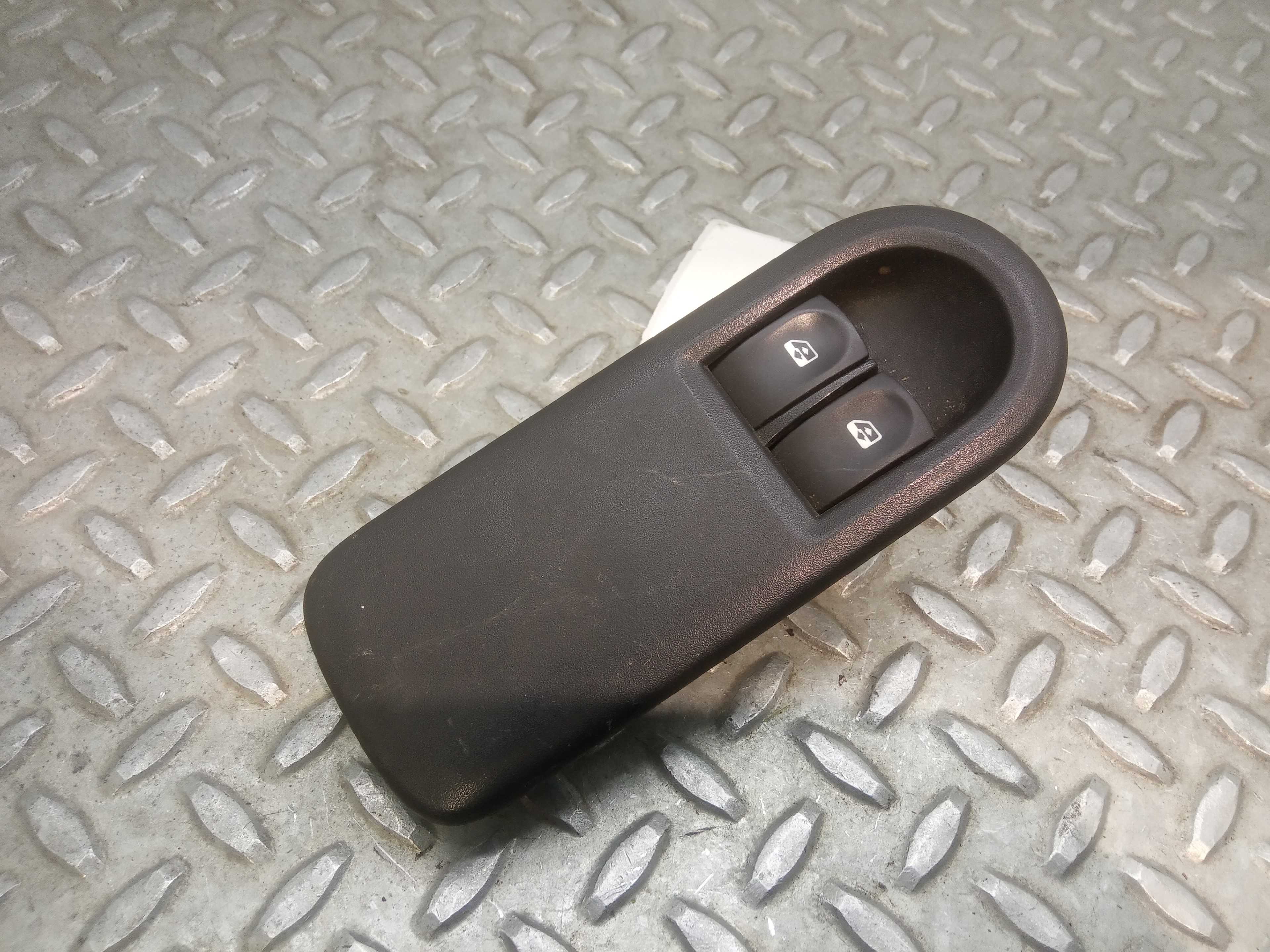 RENAULT Clio 3 generation (2005-2012) Кнопка стеклоподъемника передней левой двери 8200356519 23322090