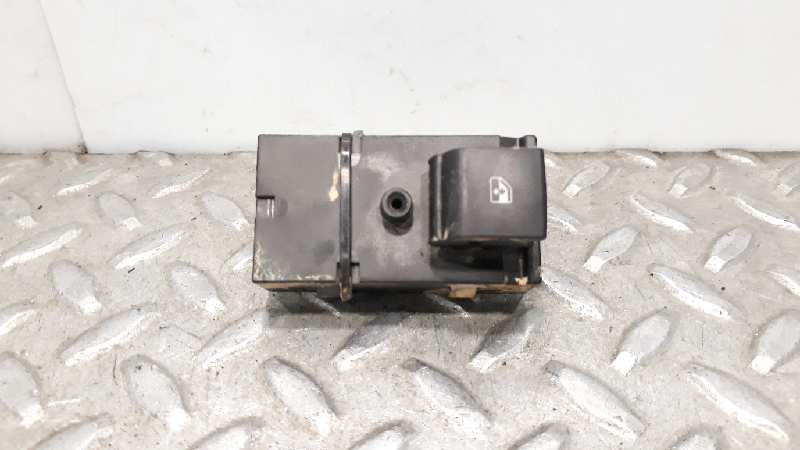 Mando elevalunas delantero derecho A16XER 13301886 de Opel Astra j lim. 2009-2015 116 CV con 90646 km
