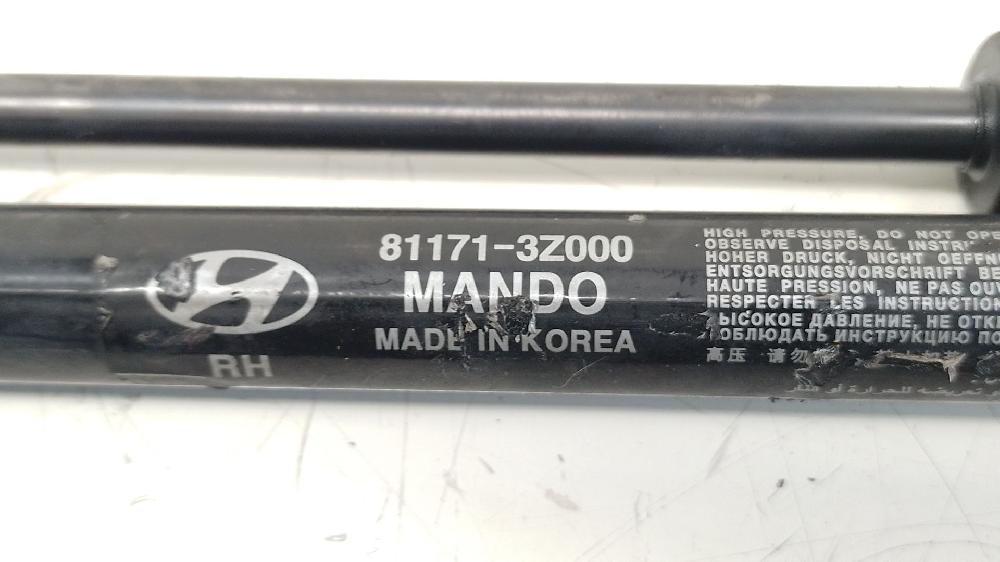 Amortiguador del capó D4FD 811613Z000 de Hyundai I40 i cw (vf) 2011-2019 136 CV - pieza usada