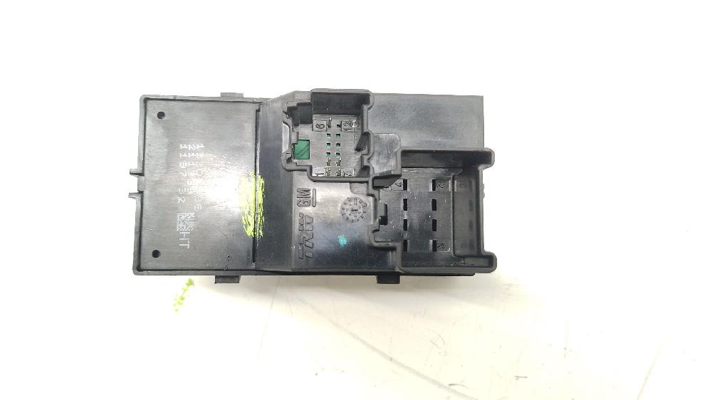 Mando elevalunas delantero derecho A17DTR 13301886 de Opel Astra j (p10) 2009-2015 125 CV - pieza usada