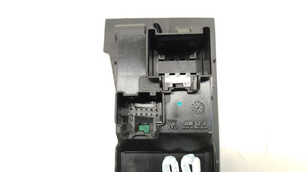 Mando elevalunas delantero derecho A 20 DTR 13301888 de Opel Astra j gtc 2012-2015 194 CV con 204760 km - pieza usada
