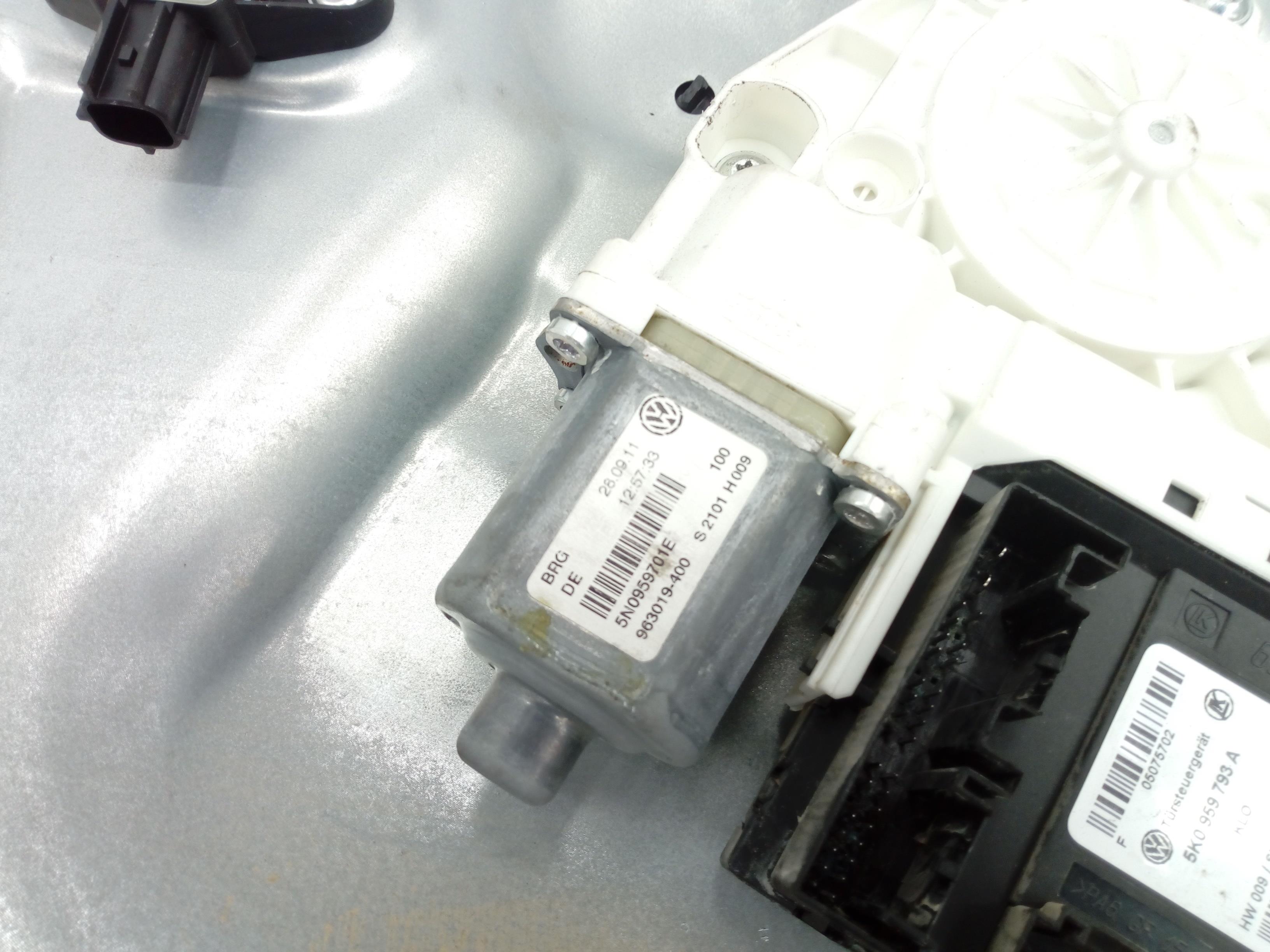 VOLKSWAGEN Tiguan 1 generation (2007-2017) Front Left Door Window Regulator 5N0837461 23665813